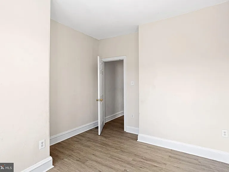 2420 W Jefferson St — Photo 9