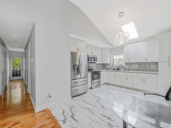 3rd image of 413 Glen Dr