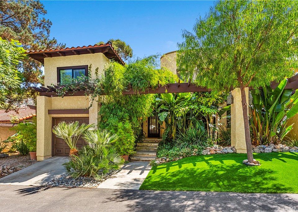 1st image of 32 Cabrillo Dr