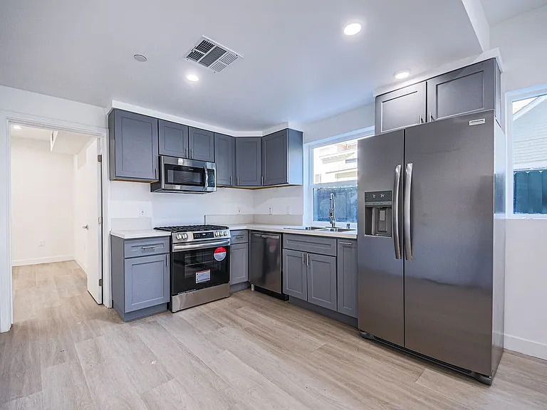 Luxury 2026 Townhomes with Massive Bedrooms + Decks with Views — Photo 17