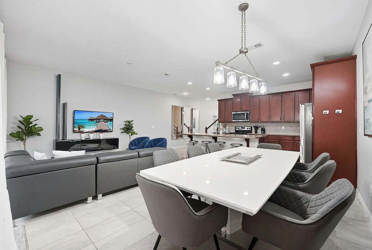5 bed, 4.0 bath, 2303 sqft, $4,374 — Photo 3