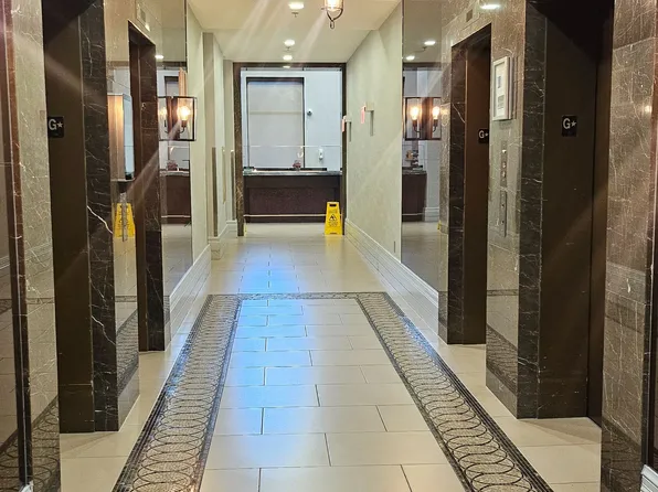 385 Prince Of Wales Dr, Mississauga, ON