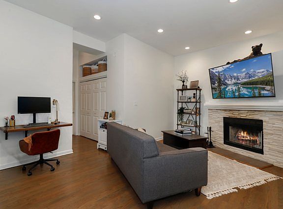 2nd image of 1914 N Sheffield Ave APT 3R
