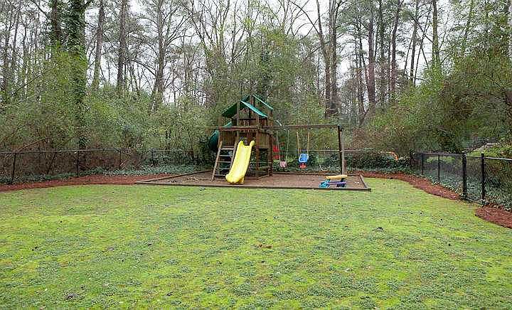 2nd image of 916 Winall Down Rd NE