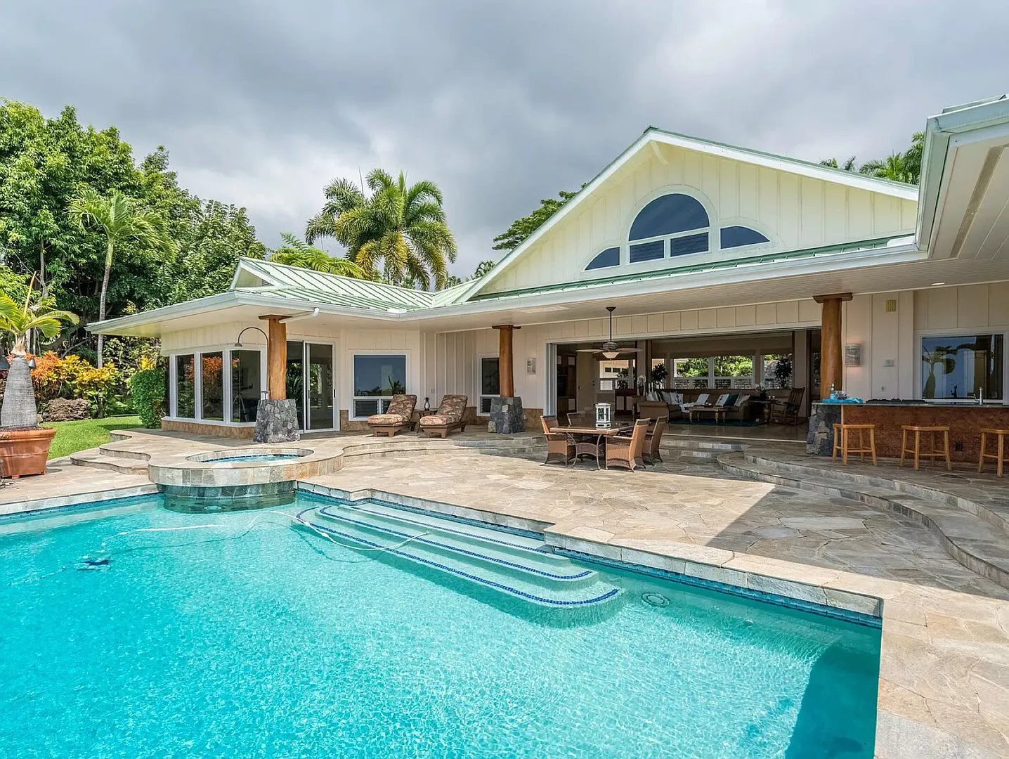 Serene Hawaiian Luxury Retreat with Ocean View, Private Pool & Ohana — Photo 3