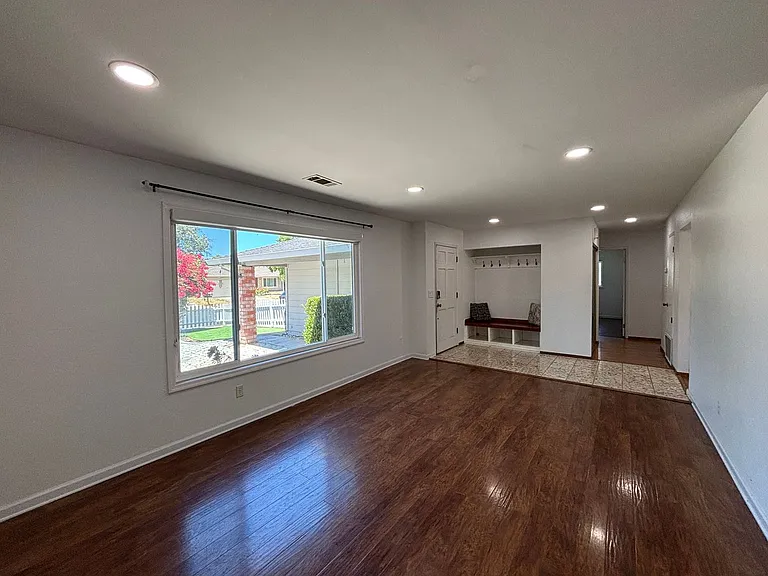 2102 California Dr — Photo 9