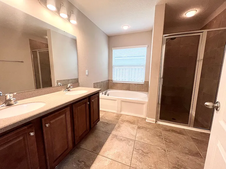 1009 Mayfair Creek Ct — Photo 5