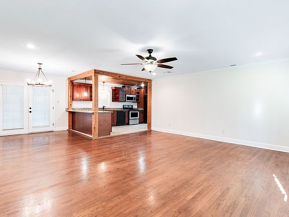 3rd image of 221 Woodvale Ave