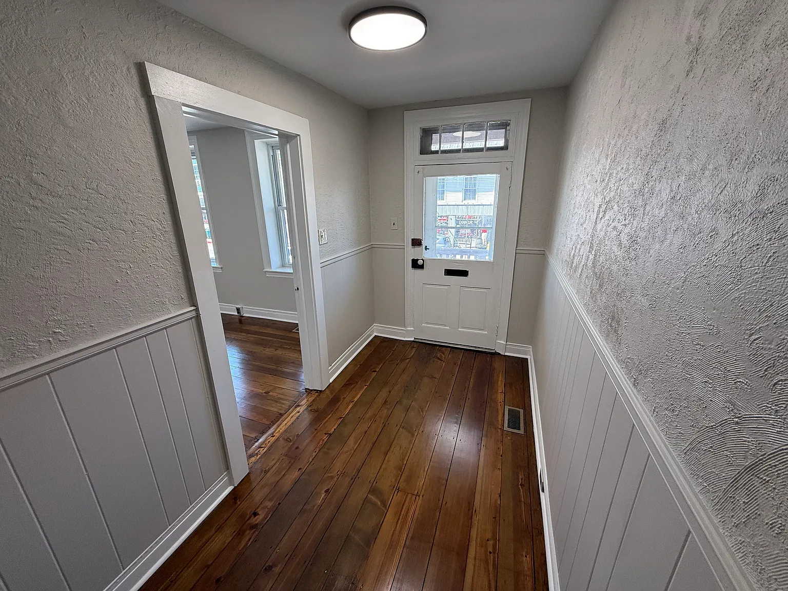 1 bed, 900 sqft, $1,300 — Photo 2