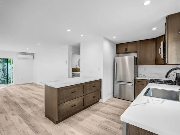 22022 Buena Ventura St, Woodland Hills, CA 91364