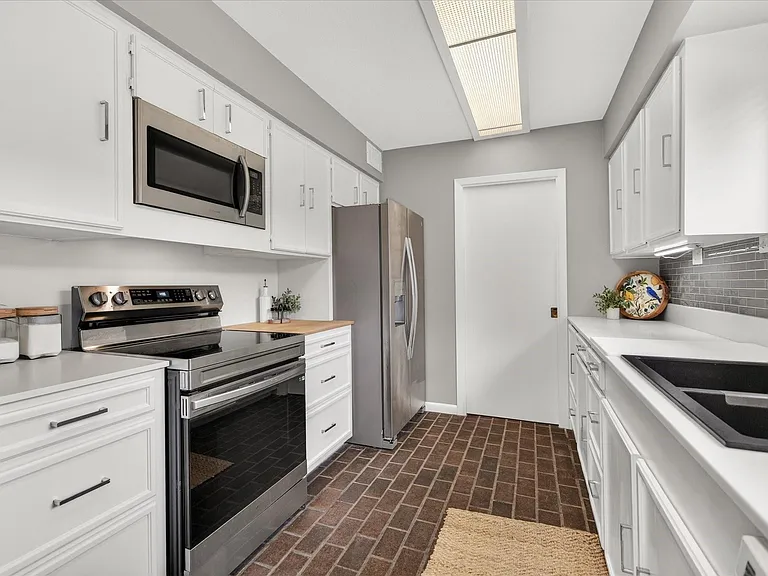147 Valley Dr — Photo 19