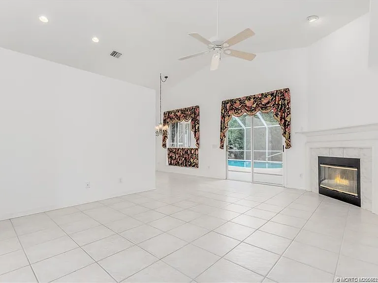 376 NW Canna Way — Photo 8