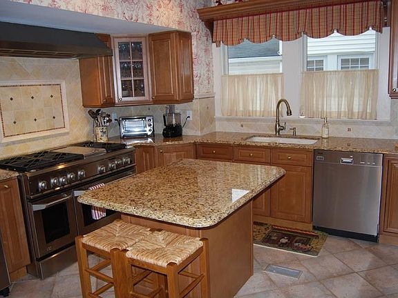 Amazing  updated kitchen, Miele dishwasher, 6 burner SS stove, granite counter