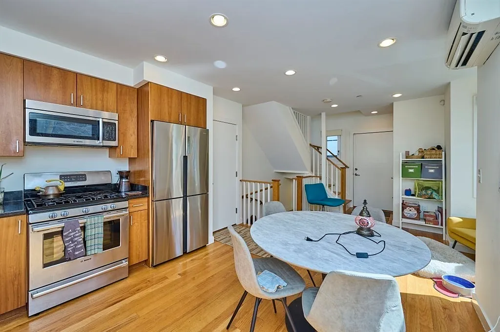 4 bed, 2.5 bath, 1451 sqft, $5,750 — Photo 4