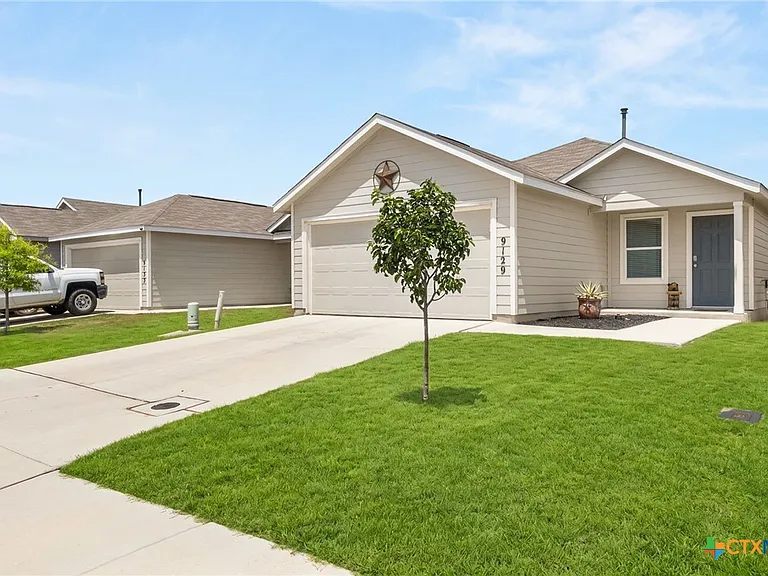 9129 Navarro Vis — Photo 2
