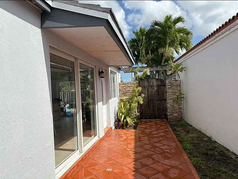 17221 SW 142nd Ct — Photo 3