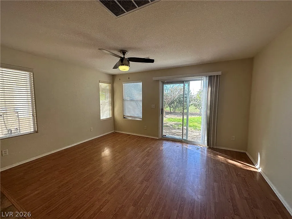 3 bed, 2.5 bath, 1853 sqft, $2,040 — Photo 2