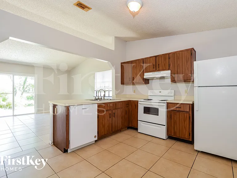 121 Summerset Dr — Photo 6