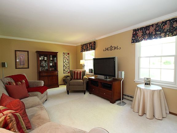 4th image of 38 Williamsburg Dr