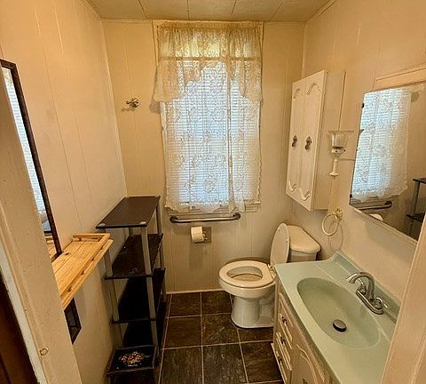 4th image of 211 Birch Avenue