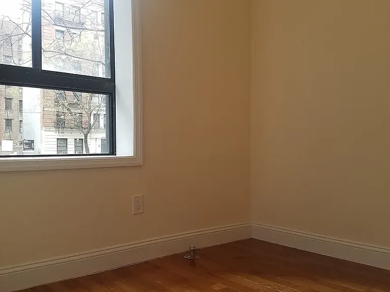 300 W 49th St #102 — Photo 2