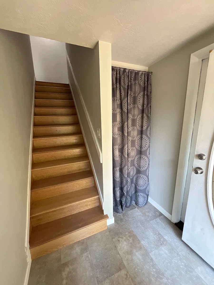 Upstairs Unit Entry & Laundry - 1605 S Manitou Ave