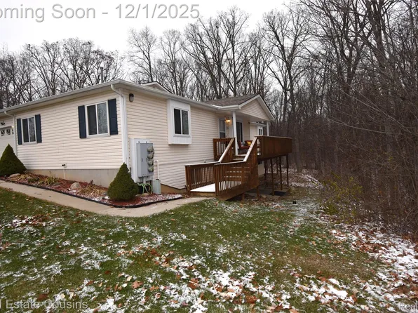 9562 Woodside Cir, Grand Blanc, MI 48439