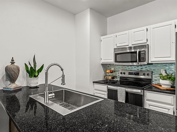 5th image of 493 Eaglepointe Court UNIT 3