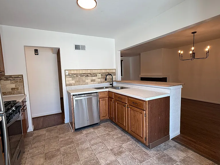 615 Loyola Dr — Photo 9