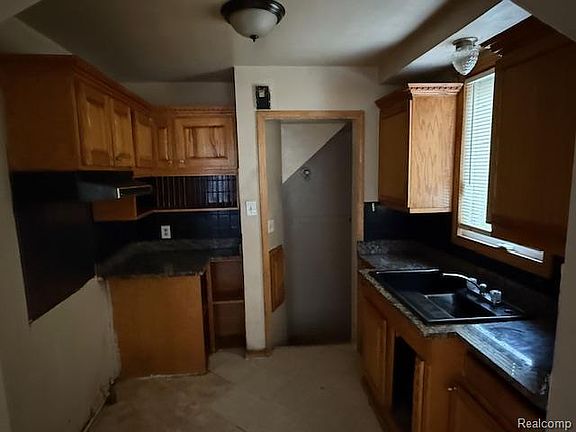 5th image of 18170 Patton St