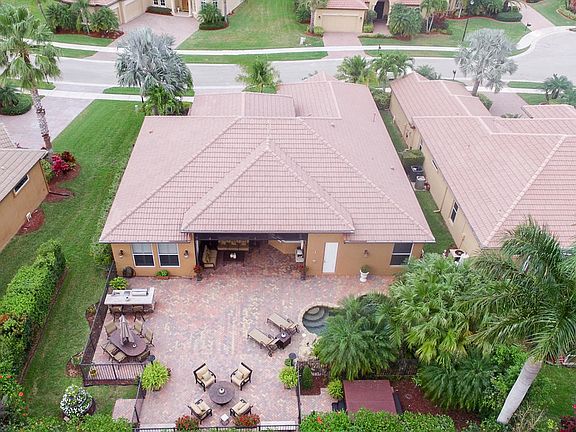 3rd image of 811 SW Saint Julien Ct