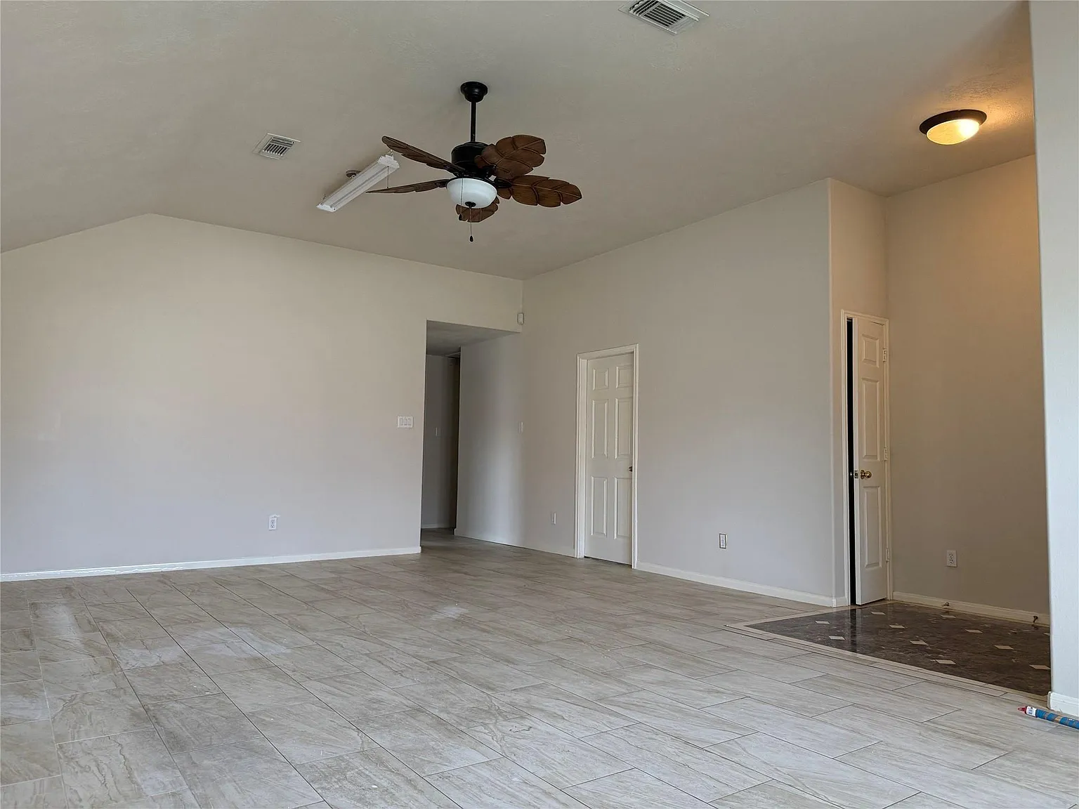 3 bed, 2.0 bath, 2044 sqft, $2,200 — Photo 2