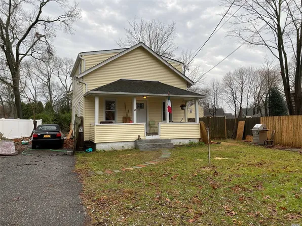 60 Hunter Ave, North Babylon, NY 11703