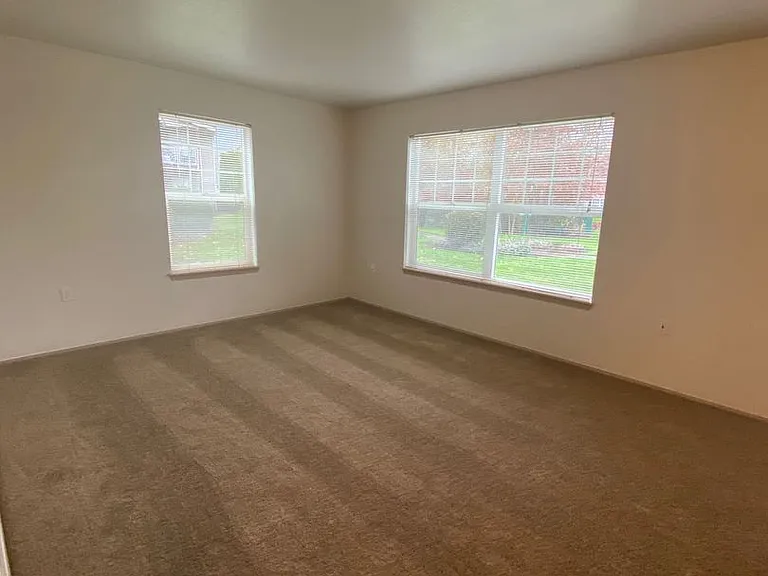 Sunrise Pointe Apartments — Photo 34