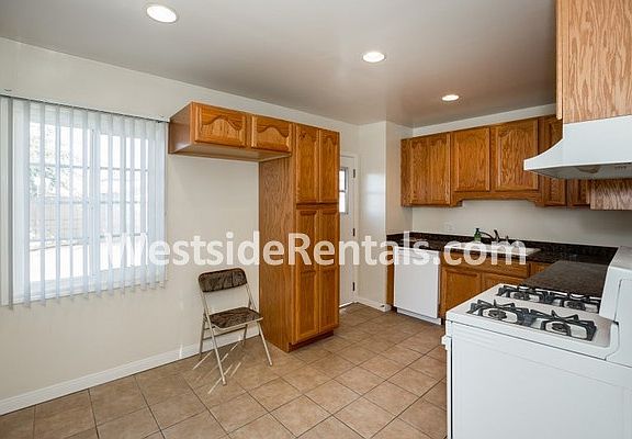 3rd image of 18933 Cordary Ave