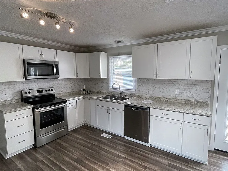 1095 Strathdon Ave — Photo 7