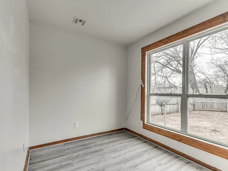 118 S Miles Ave — Photo 4