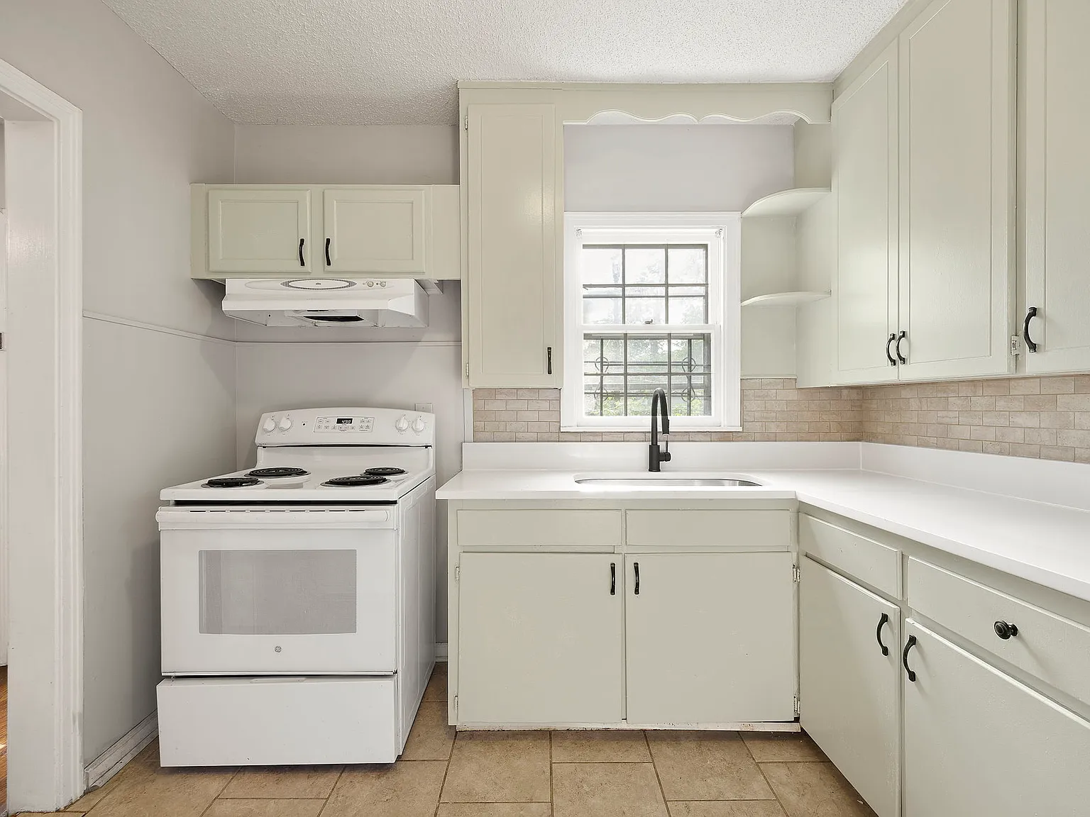 3 bed, 1369 sqft, $2,075 — Photo 4