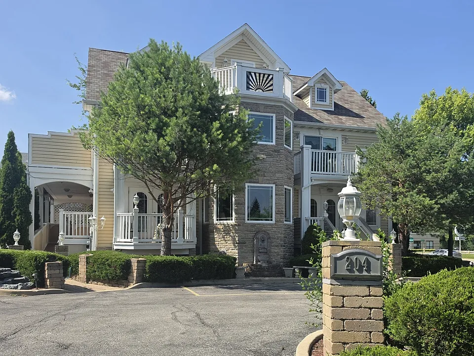 204 N Waukegan Rd #UPPER