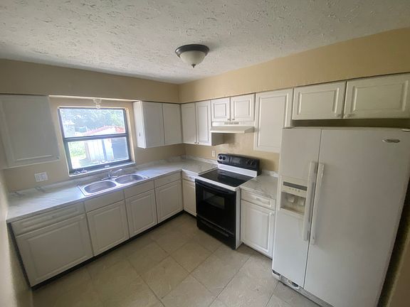 3rd image of 2401 Barcelona Ave