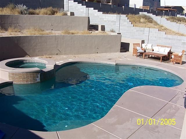 Pool w/ Built-in Hot Tub!