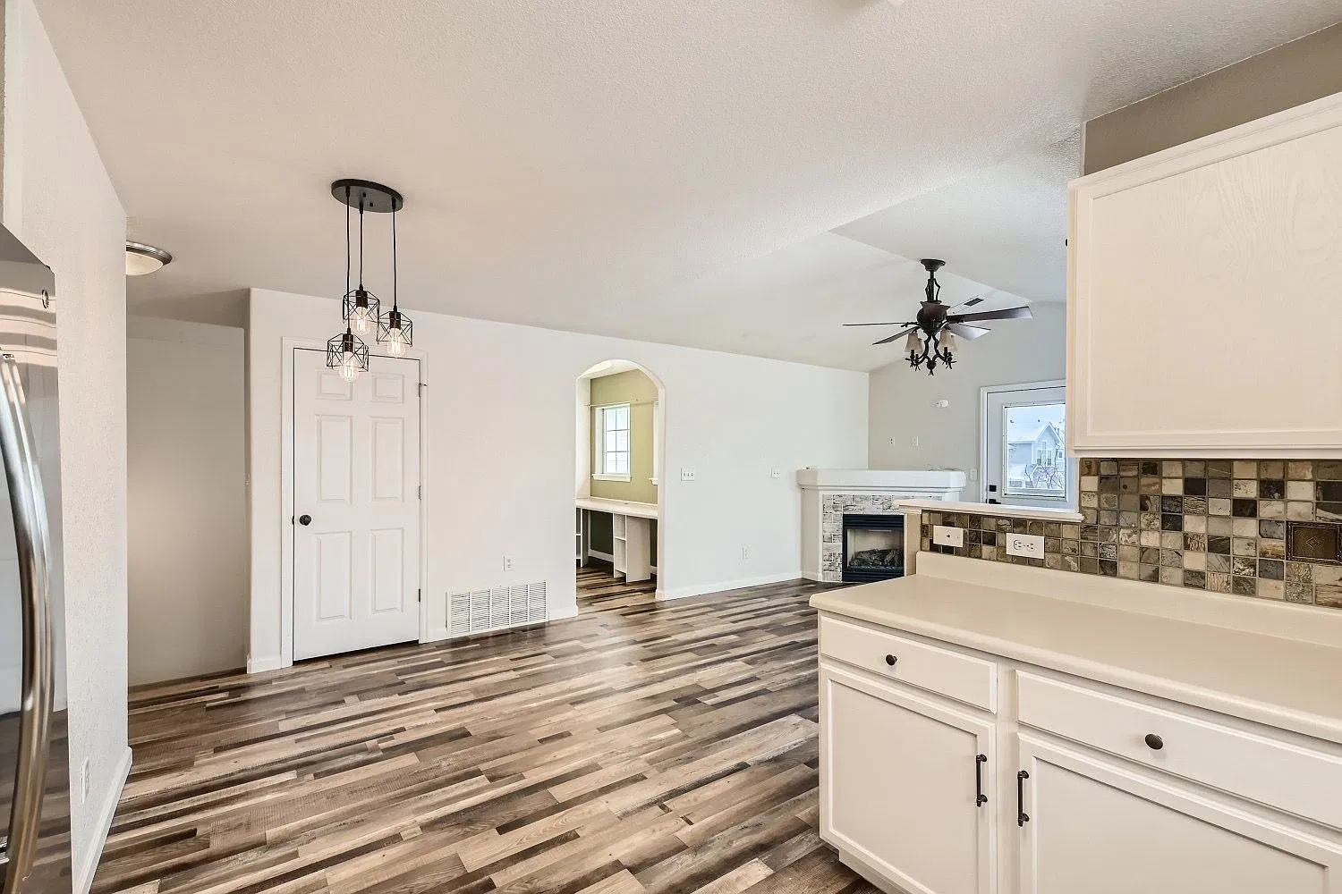 2 bed, 2.0 bath, 1047 sqft, $1,895 — Photo 2