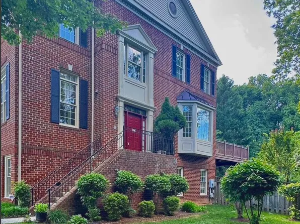 103 Crofton Hill Ln, Rockville, MD 20850