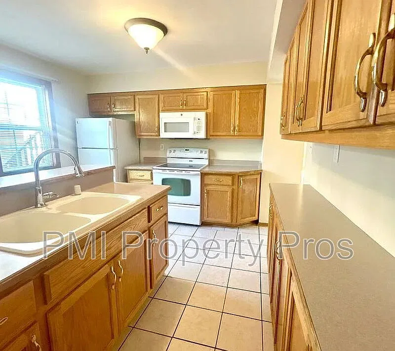 2 bed, 1.0 bath, $1,375 — Photo 2