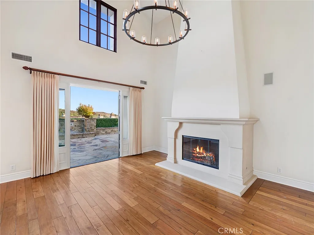5 bed, 4.5 bath, 4365 sqft, $15,000 — Photo 3