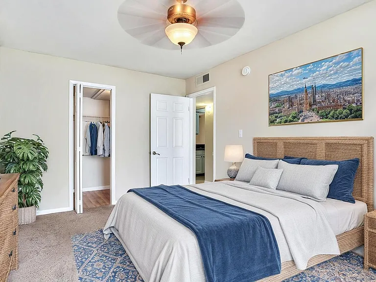 Chateau Apartments — Photo 28