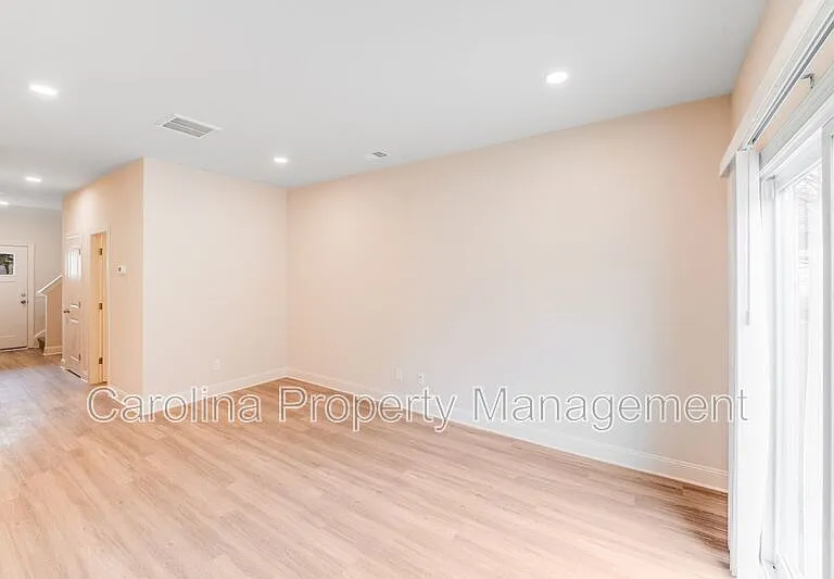 645 Brookwood St #B — Photo 15