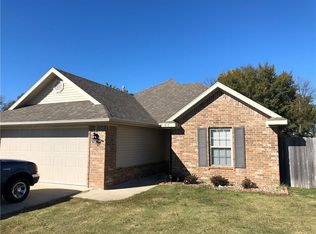 820 Carroll Dr, Prairie Grove, AR 72753
