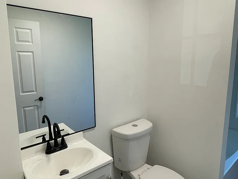 240 Robinson St — Photo 22