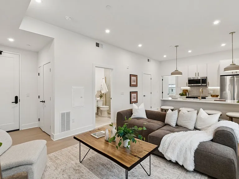 20 West — Photo 21